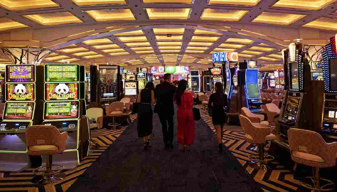 Người chơi thích thú tham gia trải nghiệm tại Holiday Casino